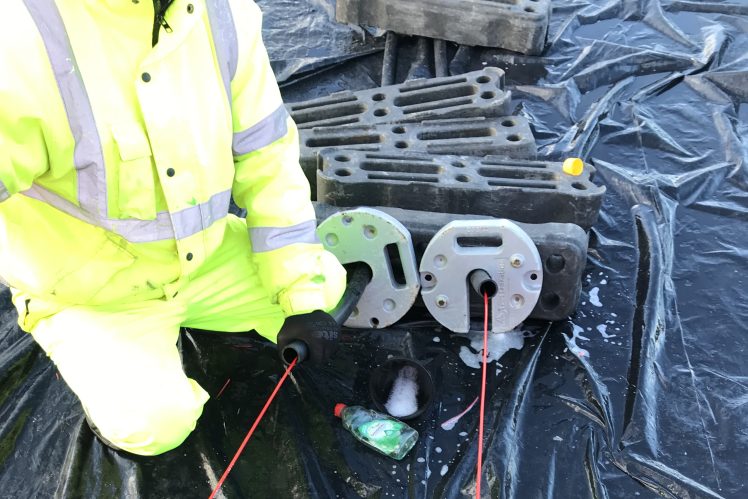 IMG_6110_installing-FO-cable-inside-borehole-heat-exchage-pipe-web-748x499.jpg